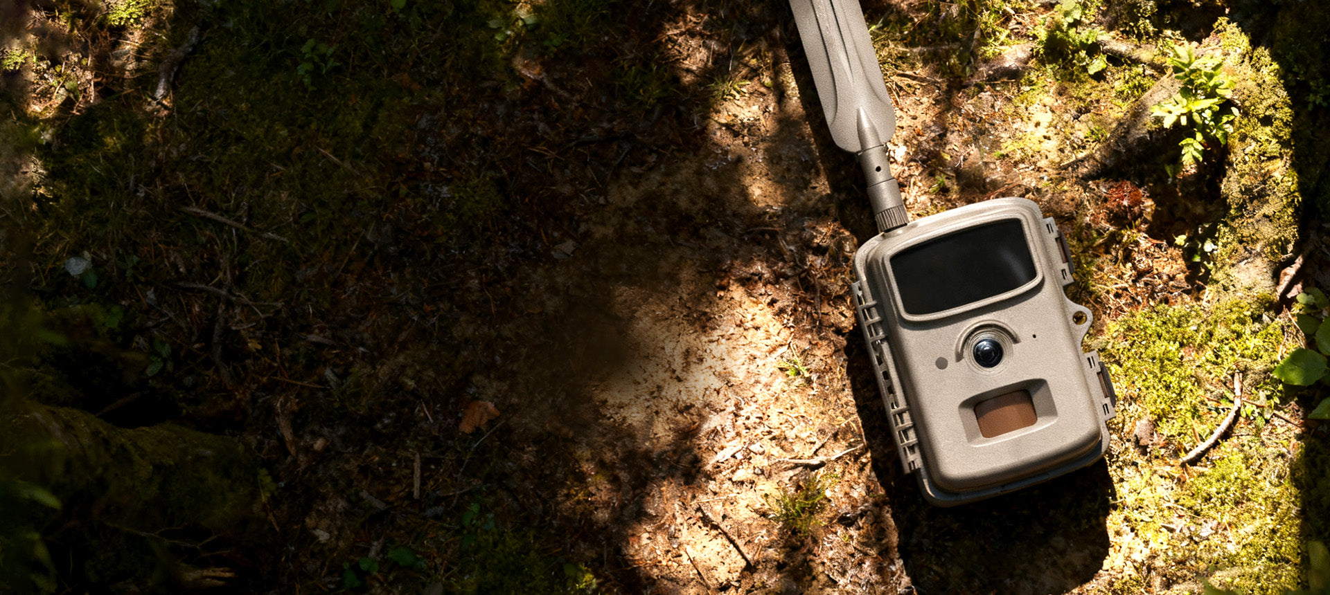 Parallens 32MP AI 4G LTE cellular trail camera with single antenna and infrared sensors.